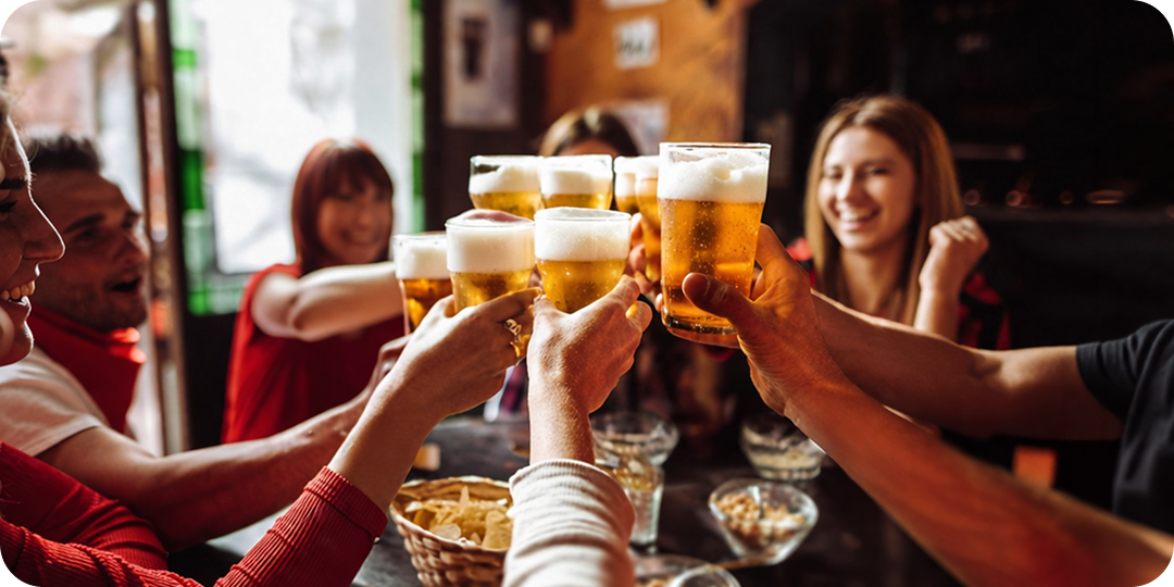 Clientes brindando com copos de chope