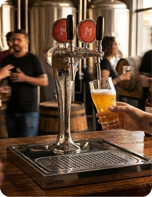 Chopeira em operação servindo chope